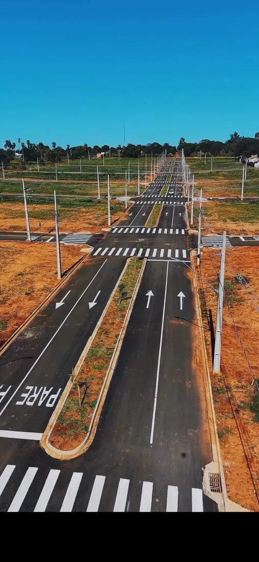 Avenida de loteamento com rede elétrica concluída
